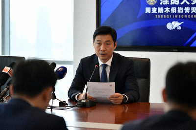 足球转会新闻发布场景，俱乐部官员在新闻发布会上宣布引援